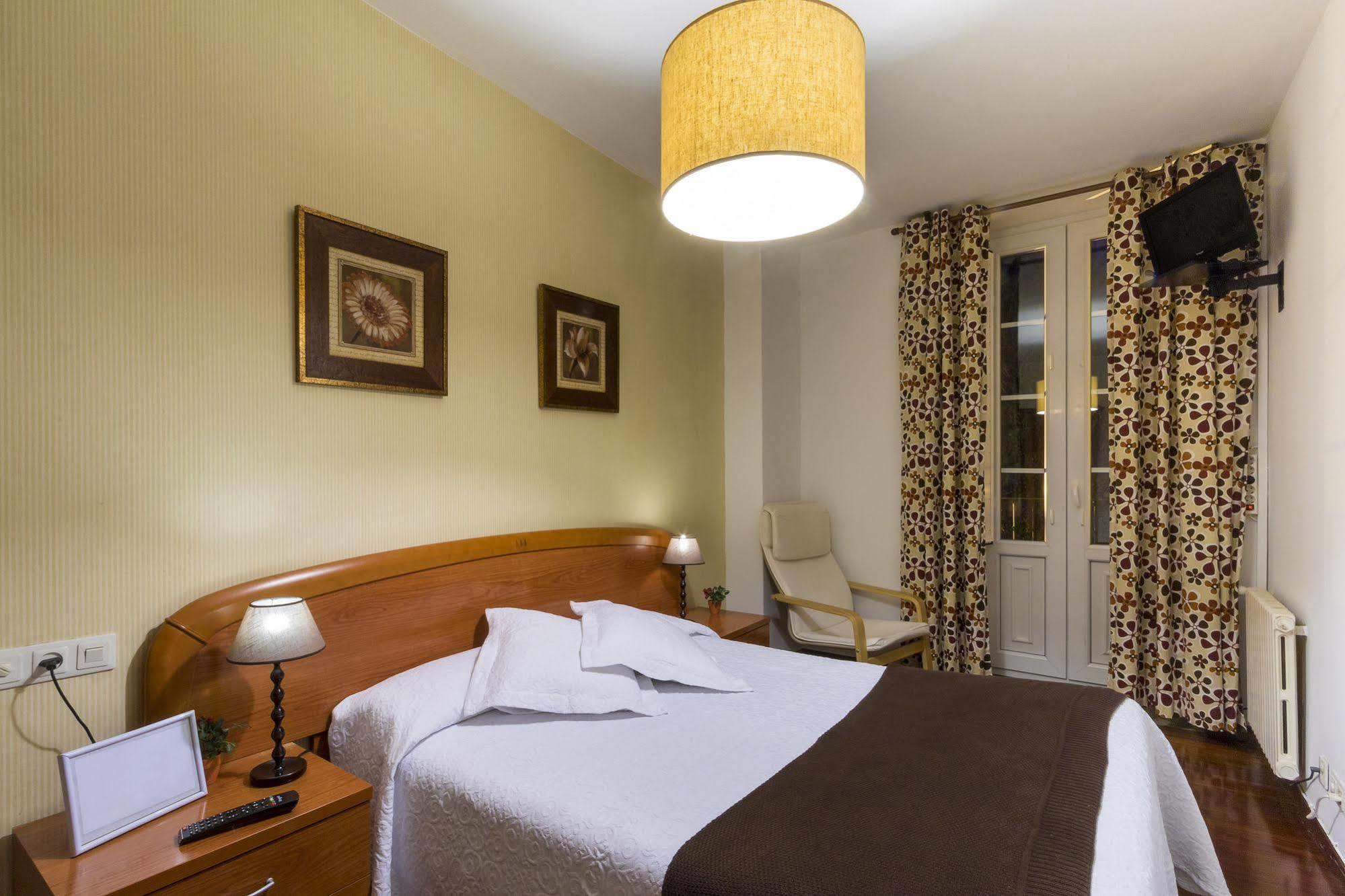 Hostal La Carballinesa ซานติอาโก เด กอมโปสเตลา ภายนอก รูปภาพ