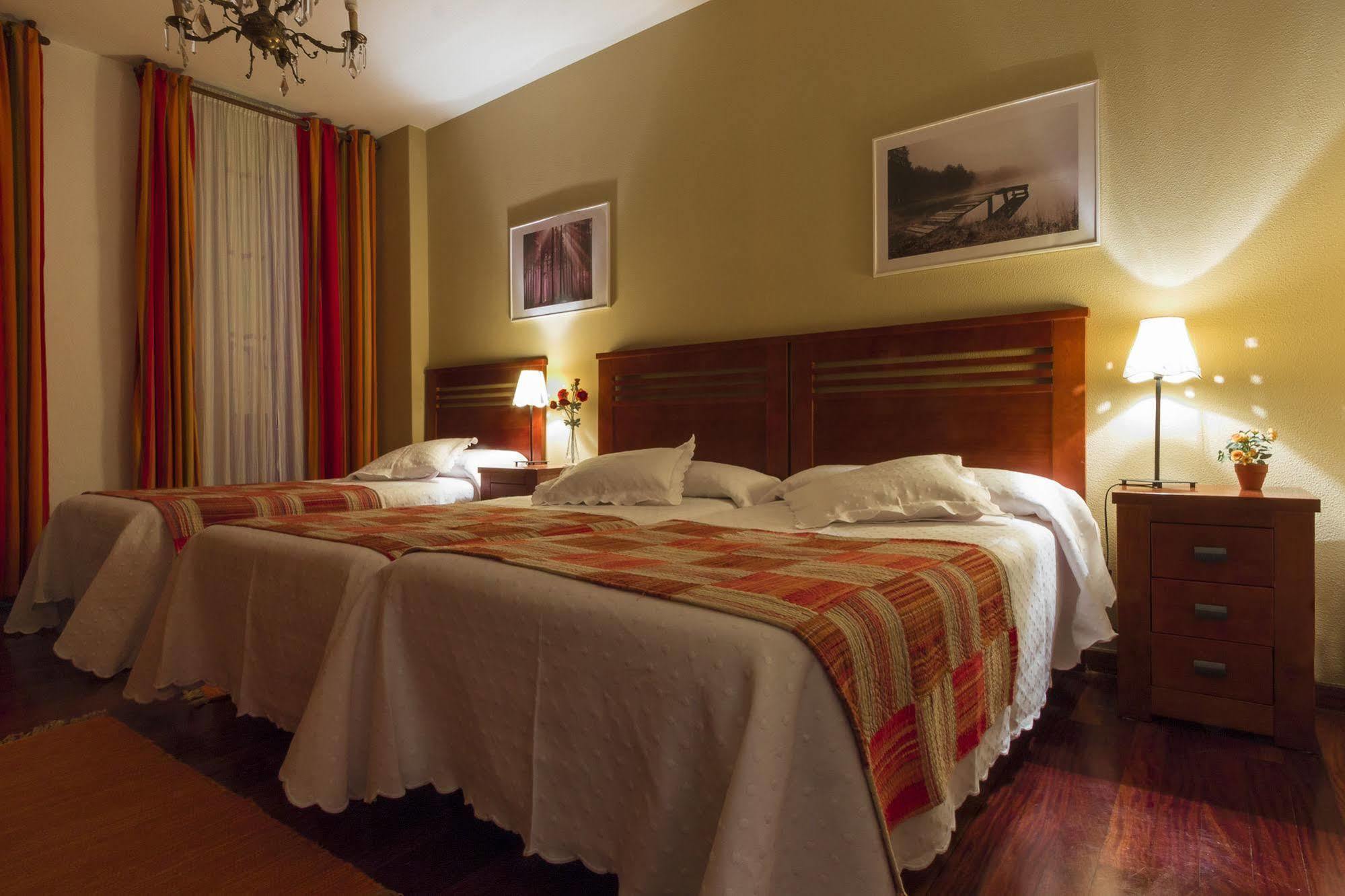 Hostal La Carballinesa ซานติอาโก เด กอมโปสเตลา ภายนอก รูปภาพ