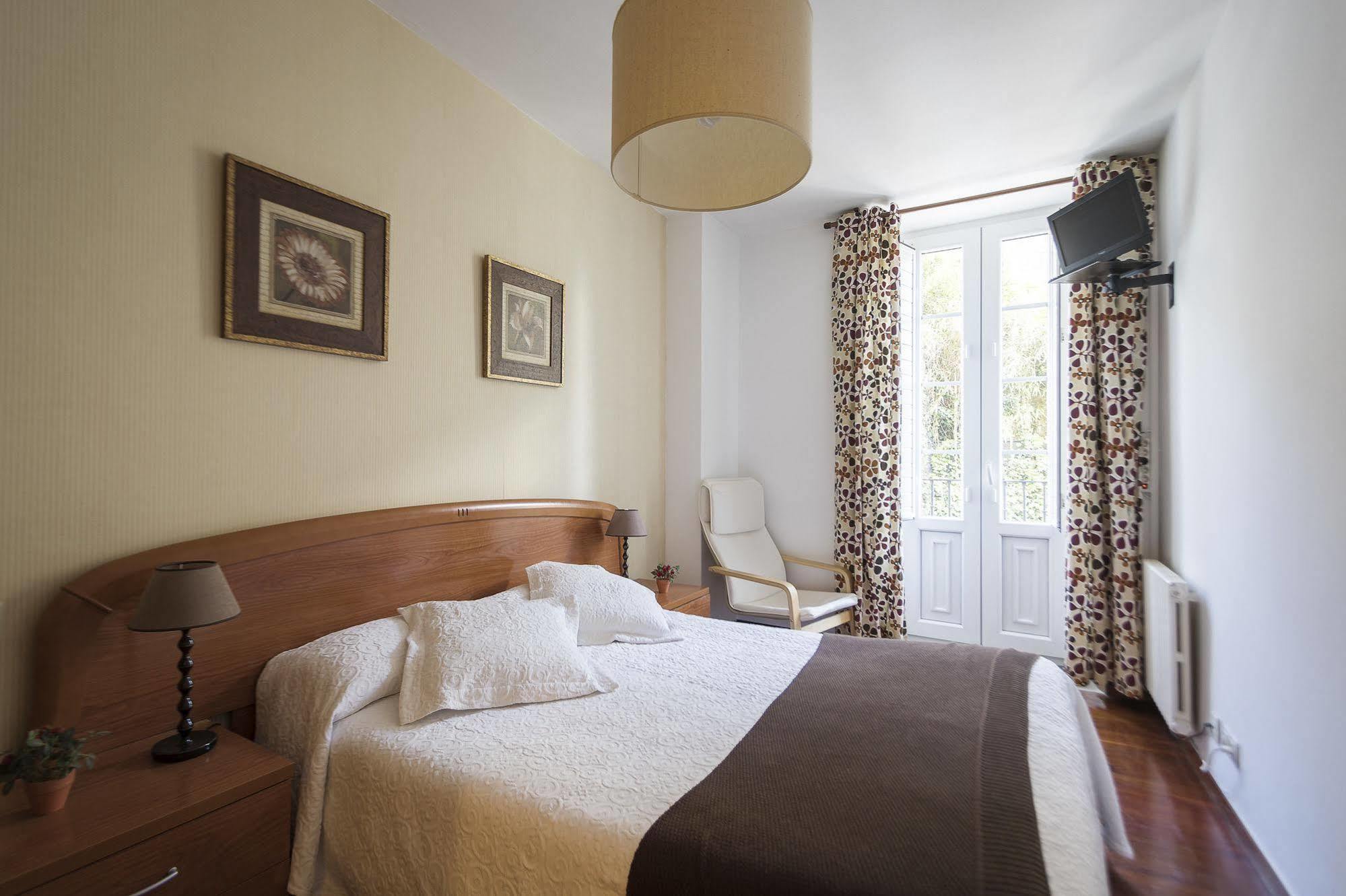 Hostal La Carballinesa ซานติอาโก เด กอมโปสเตลา ภายนอก รูปภาพ